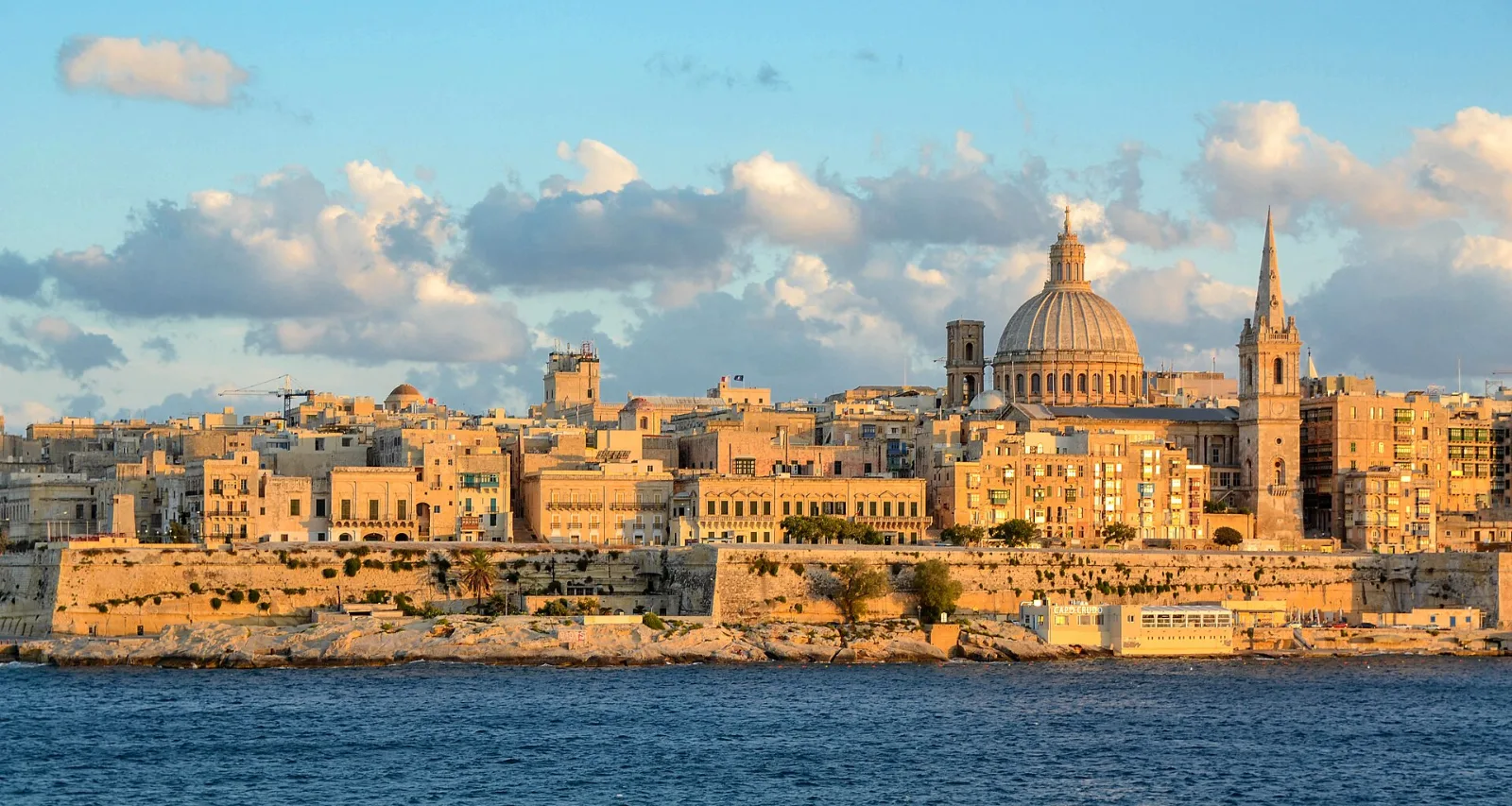 Valletta (Malta) Valletta mit Kuppel und Stadtmauern im Sonnenschein