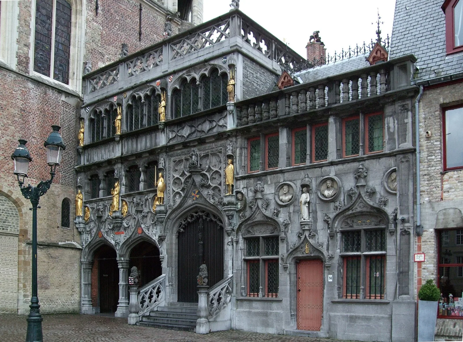 Burg-Platz und Basilika vom Heiligen Blut in Zeebrügge und Brügge